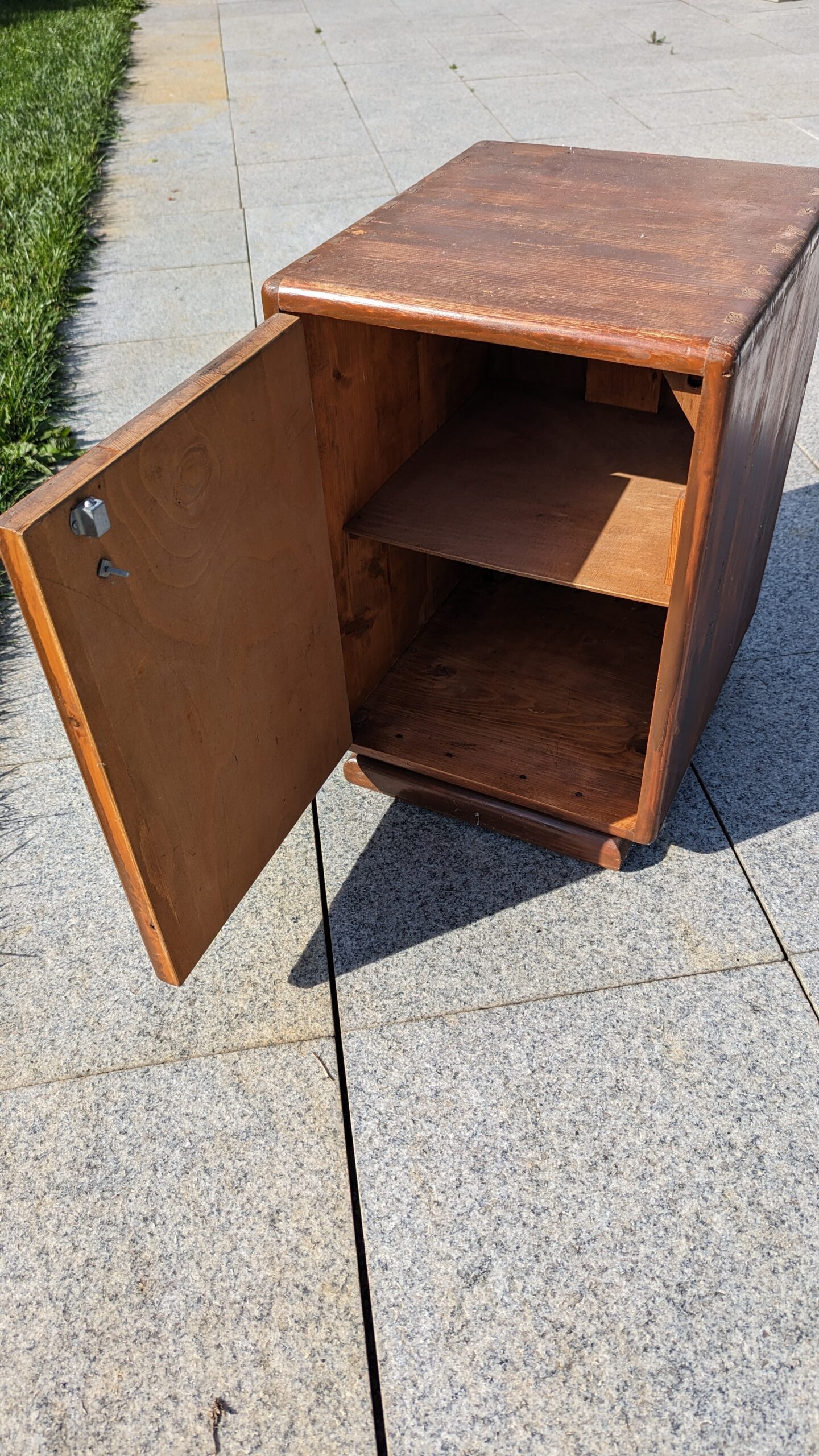 Kleines robustes Kästchen aus Holz