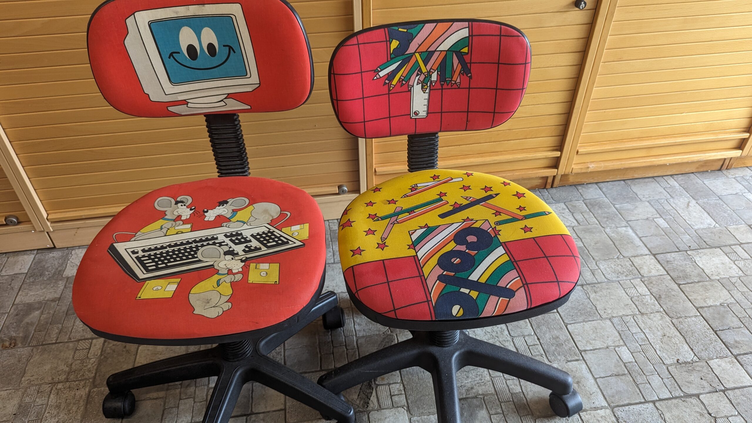 2 Schreibtisch Stühle